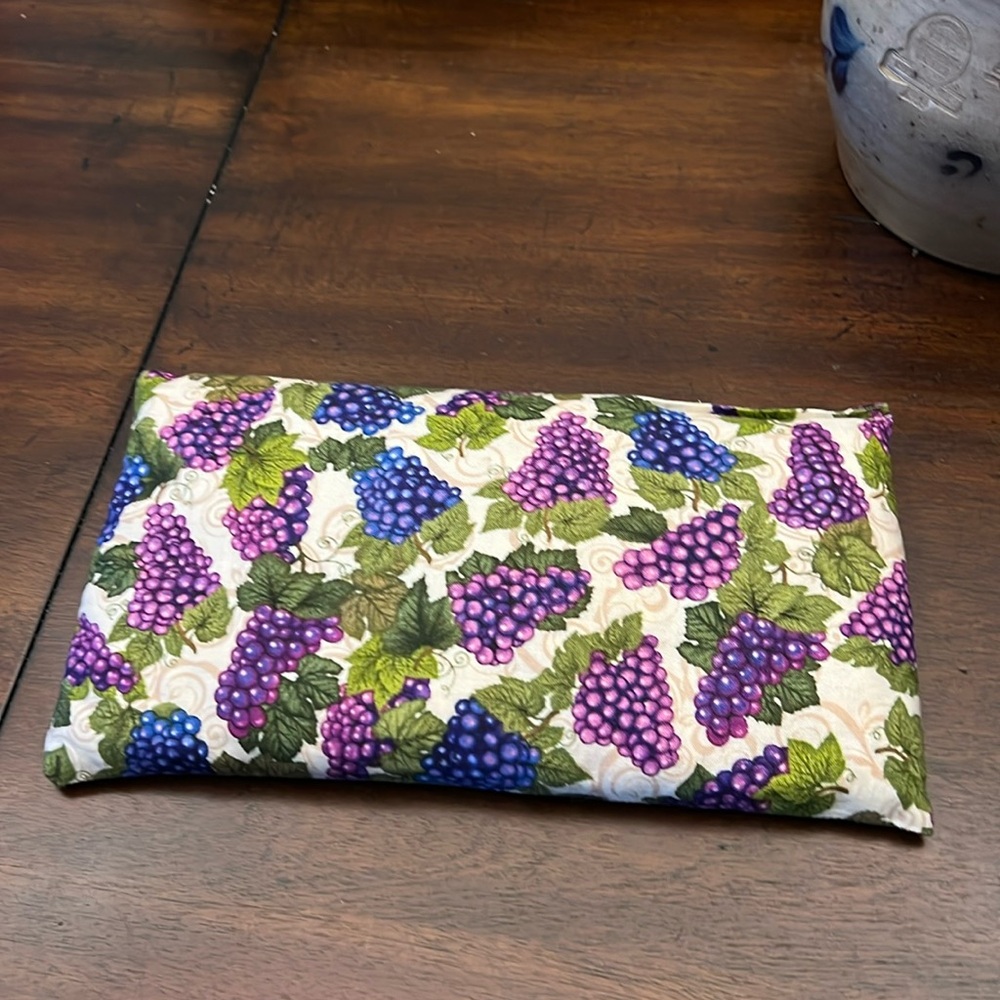 10”x6” microwavable heating pad with grape design